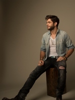 Thomas Rhett tops the charts for fifth week/sets mark not seen since 2009